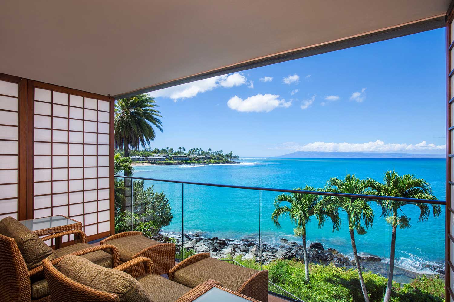 Oceanfront kitchen with granite countertops and full appliances in Puna II suite