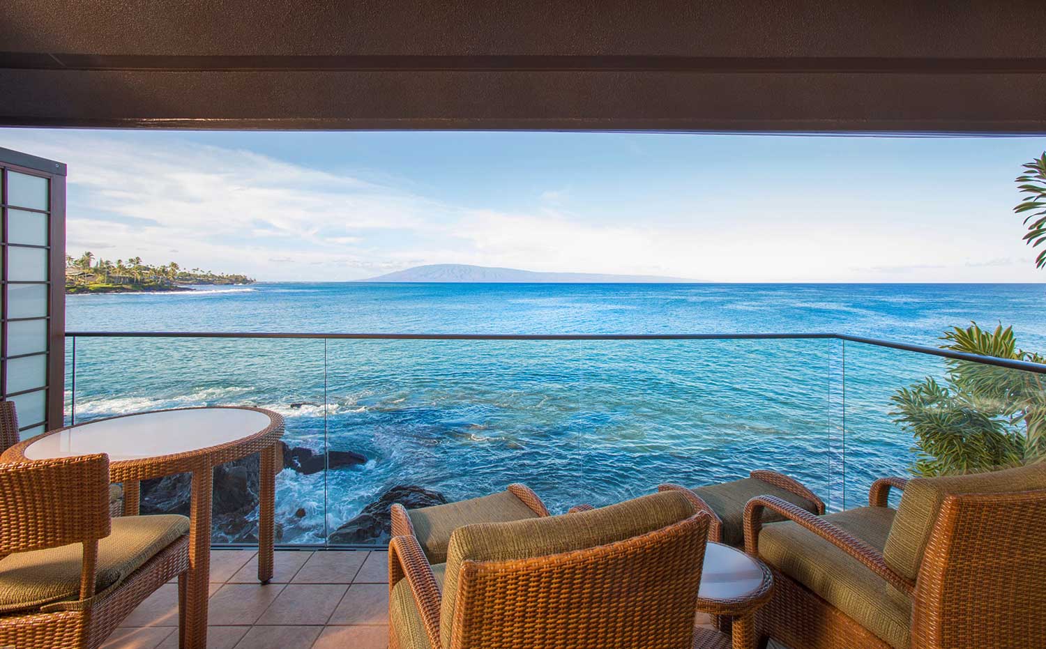 Oceanfront suite kitchen with granite countertops and full appliances